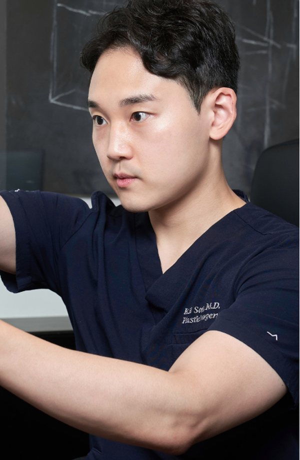 진료실에서 모니터를 보며 시술 계획을 확인하는 고인석 원장