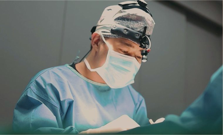 수술 가운과 확대경을 착용하고 수술실에서 집도하는 제갈정재 대표원장
