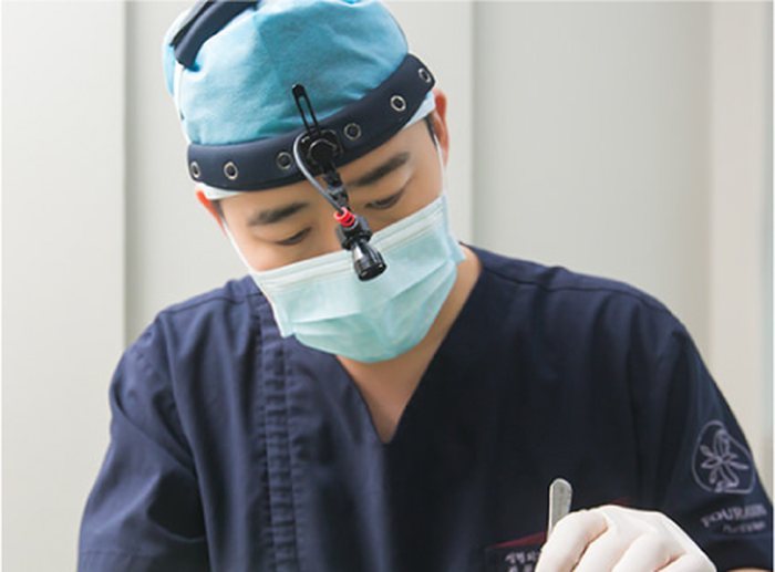 수술모와 마스크를 착용하고 기구를 든 채 수술을 준비하는 제갈정재 대표원장