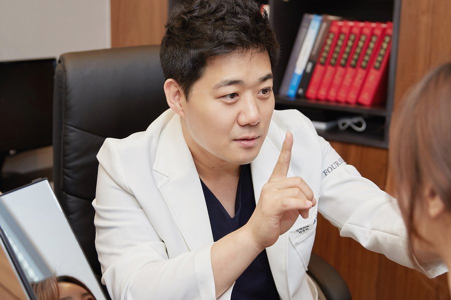 진료실에서 손가락을 들어 설명하며 상담하는 제갈정재 대표원장