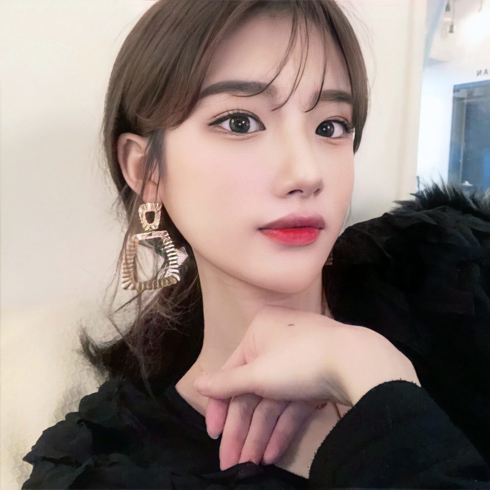 검은 상의를 입고 턱에 손을 얹은 여성 셀피
