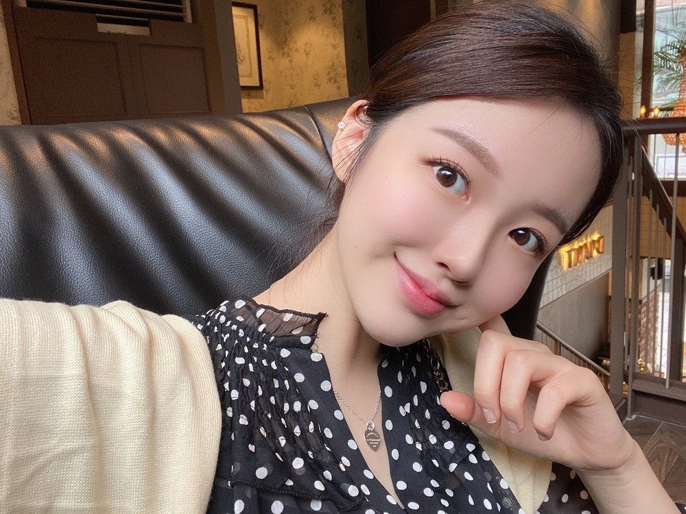 실내 소파에서 미소 짓는 여성 셀피