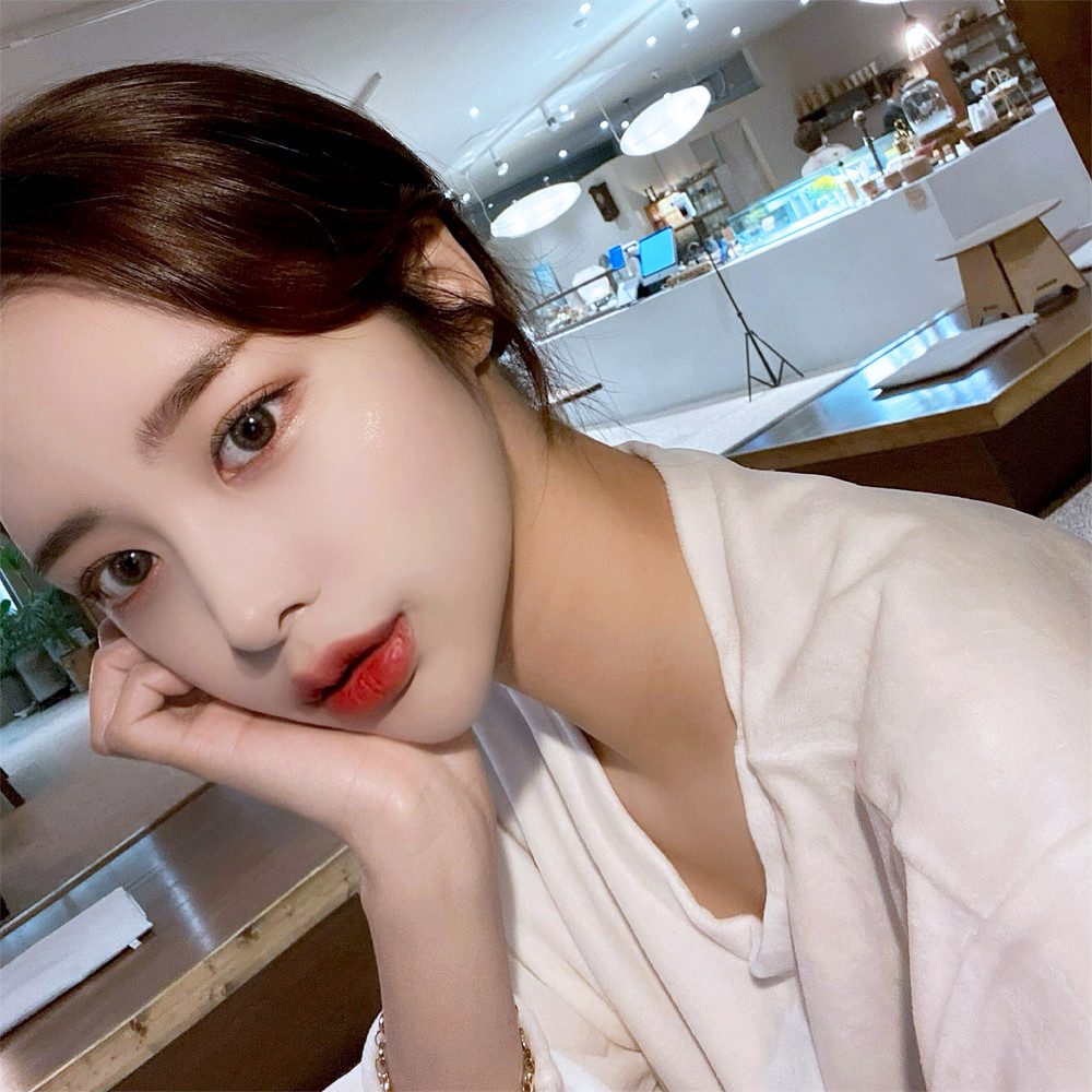 밝은 실내에서 손등에 턱을 얹은 여성 셀피